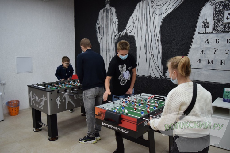 Интерактивные зоны, игры, кофе: в Волжском открылась первая модельная библиотека