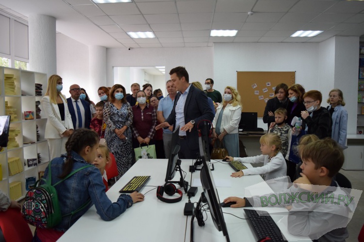 Интерактивные зоны, игры, кофе: в Волжском открылась первая модельная библиотека