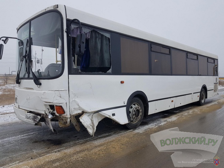 На трассе под Волгоградом водитель погиб в ДТП с автобусом