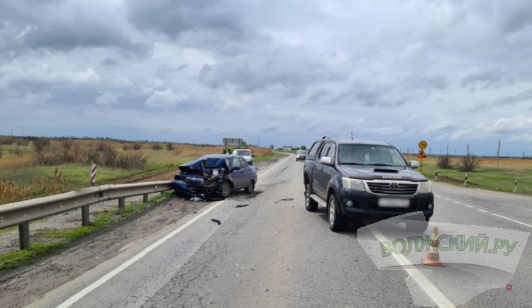 На трассе разогнавшаяся «буханка» протаранила легковушку: двое в больнице