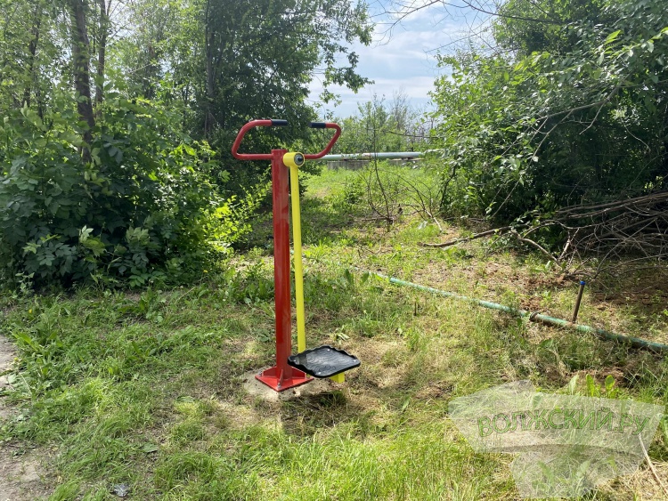 На улице Набережная установили 9 новых тренажёров