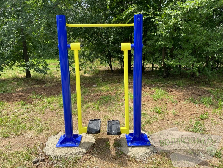 На улице Набережная установили 9 новых тренажёров