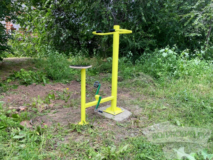 На улице Набережная установили 9 новых тренажёров