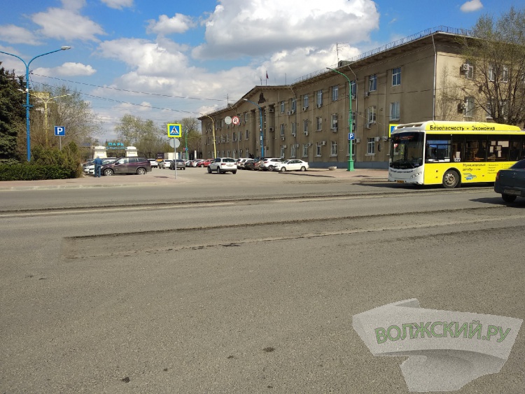 На въезде в Волжский перекладывают уложенный в мороз асфальт