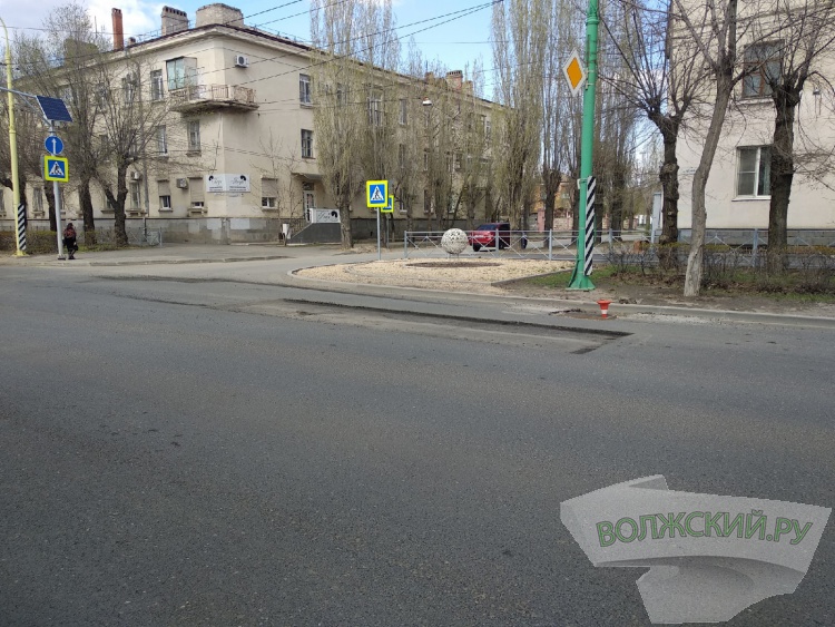 На въезде в Волжский перекладывают уложенный в мороз асфальт