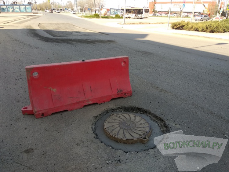 На въезде в Волжский перекладывают уложенный в мороз асфальт