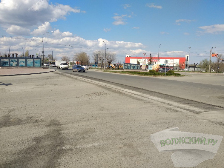 На въезде в Волжский перекладывают уложенный в мороз асфальт