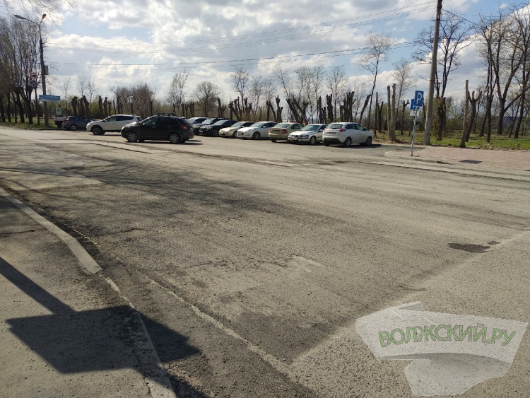 На въезде в Волжский перекладывают уложенный в мороз асфальт