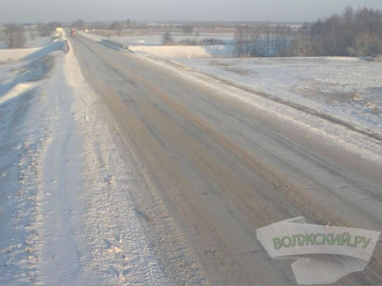 На загородных трассах региона из-за снегопада складывается сложная ситуация