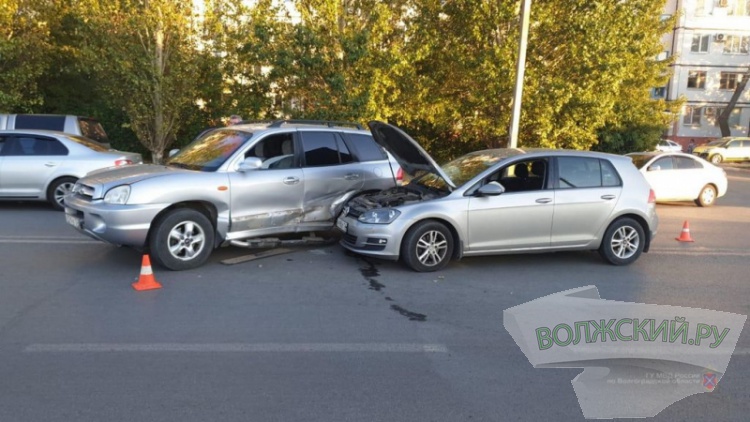 Не уступили дорогу: в Волжском нарушители отправили в больницу двоих водителей