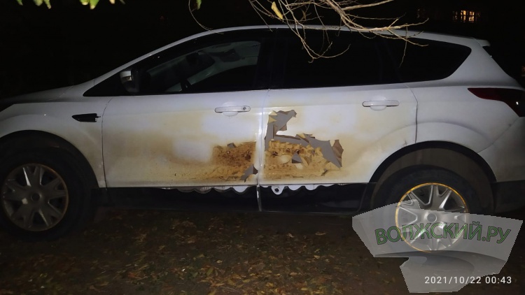 Ночью в Волжском сожгли стоявшие на «зеленке» иномарки