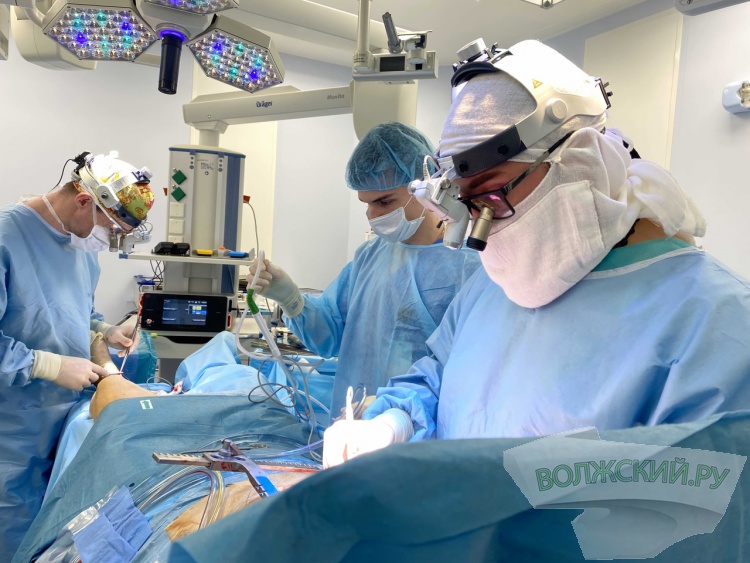 «Сочетание рук, головы и техники»: в центре Шумакова в Волжском спасают пациентов со всей страны