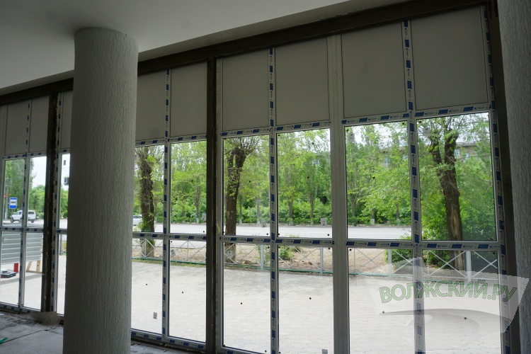 В будущей модельной библиотеке Волжского меняют фасадные витражи