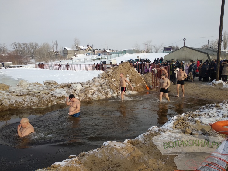В Крешение на пляже Волжского оказалось немноголюдно