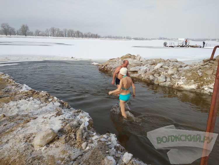 В Крешение на пляже Волжского оказалось немноголюдно