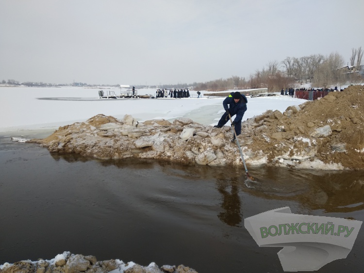 В Крешение на пляже Волжского оказалось немноголюдно