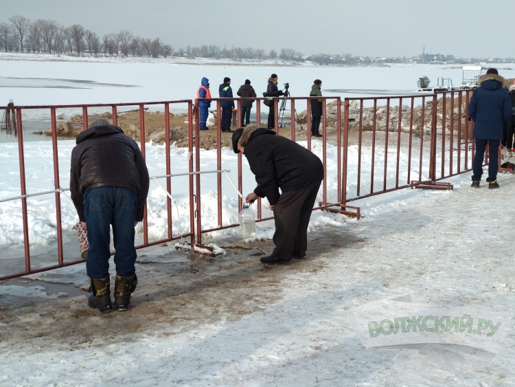 В Крешение на пляже Волжского оказалось немноголюдно