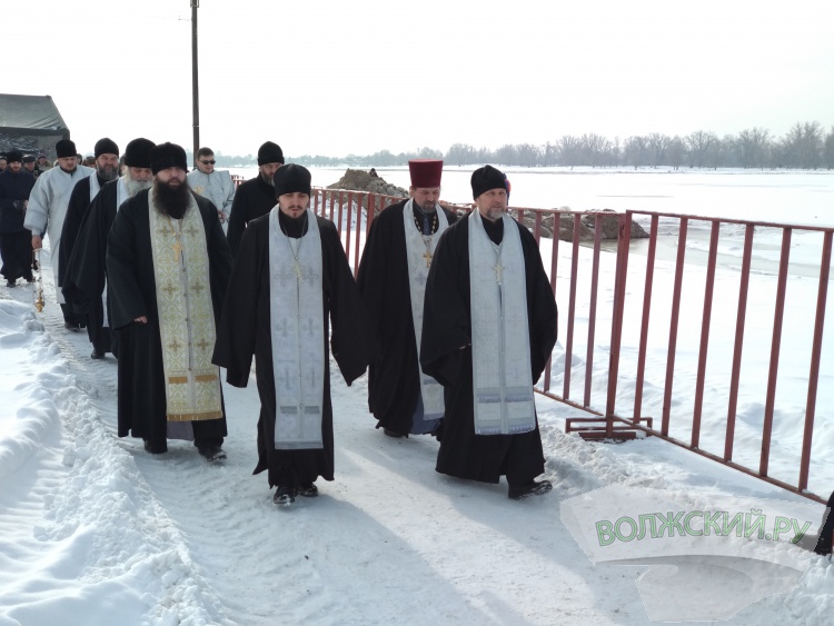В Крешение на пляже Волжского оказалось немноголюдно