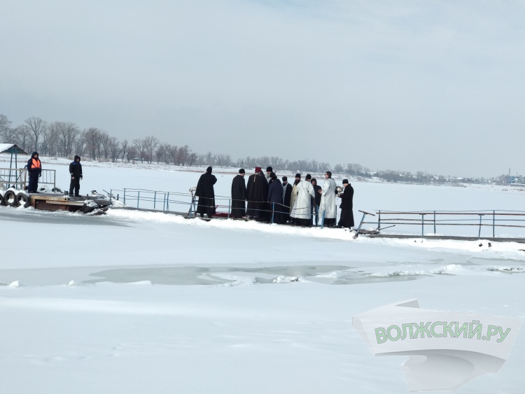 В Крешение на пляже Волжского оказалось немноголюдно