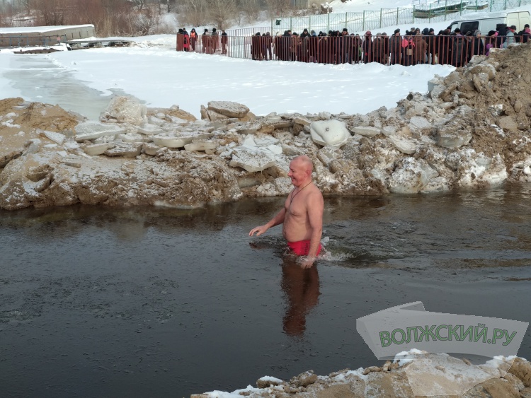 В Крешение на пляже Волжского оказалось немноголюдно