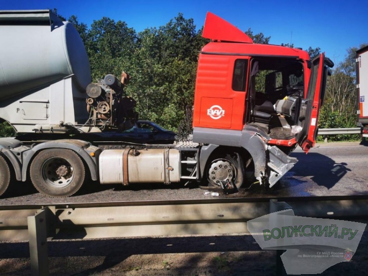 В Волгоградской области в ДТП с цементовозом погибли 4 спортсмена