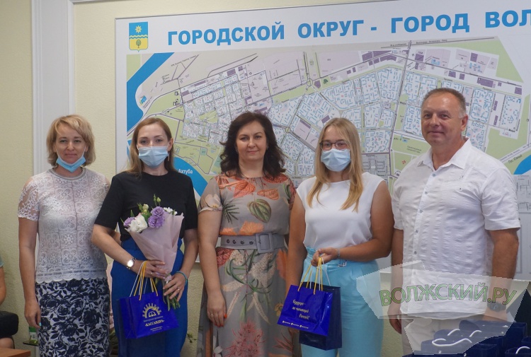 В Волжском чествовали «стобалльников»