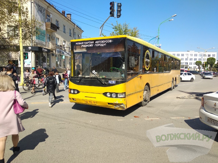 В Волжском дачный автобус потерял управление