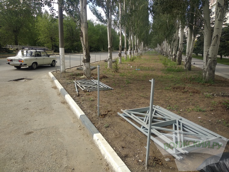 В Волжском демонтируют забор, который простоял меньше года
