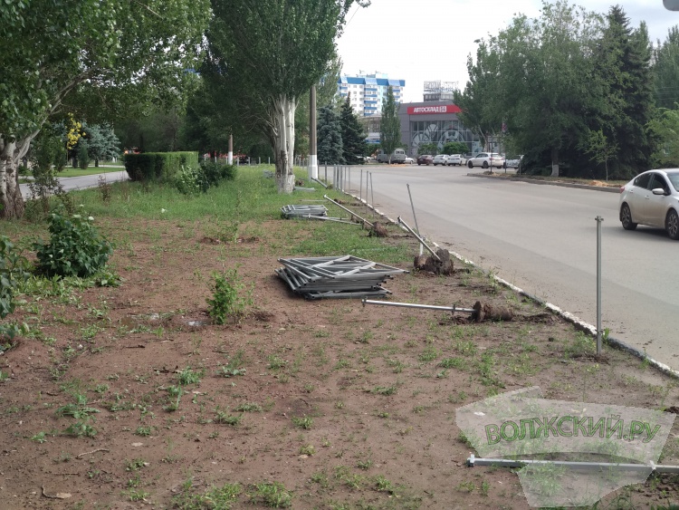 В Волжском демонтируют забор, который простоял меньше года
