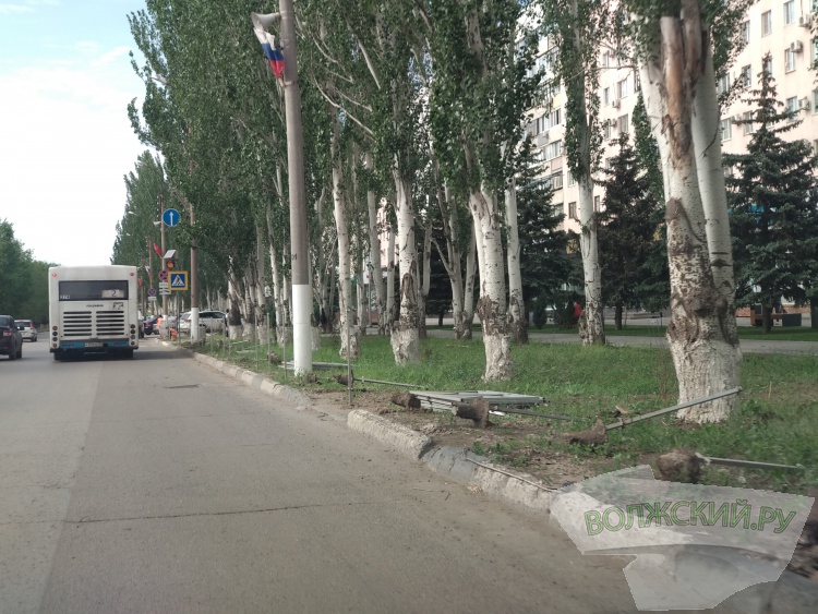 В Волжском демонтируют забор, который простоял меньше года