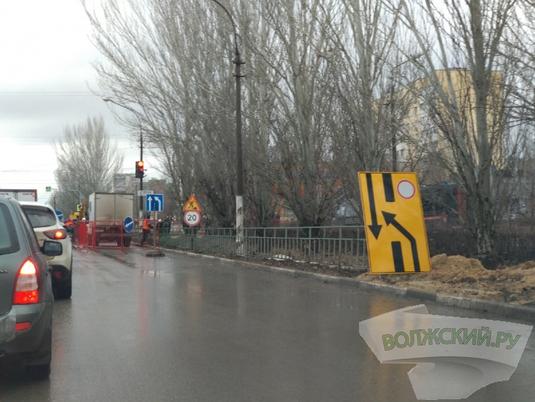 В Волжском на месте коммунальной аварии вновь проводятся работы