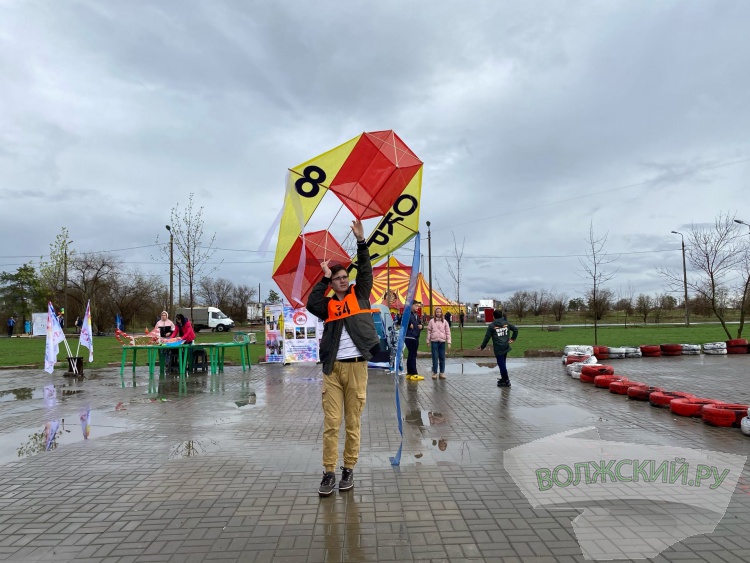 В Волжском прошёл фестиваль воздушных змеев