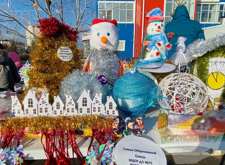 В Волжском торжественно открыли ёлки