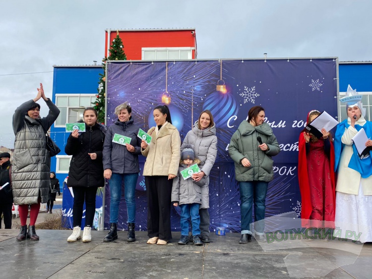 В Волжском торжественно открыли ёлки