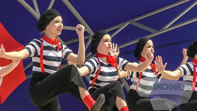 Волжане ярко отметили День России