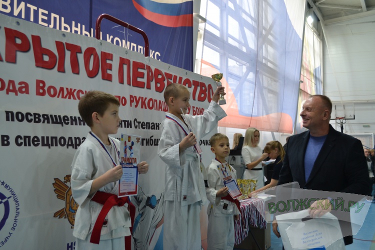 220 рукпопашников встретились в Волжском на турнире памяти С.В. Цуцунавы