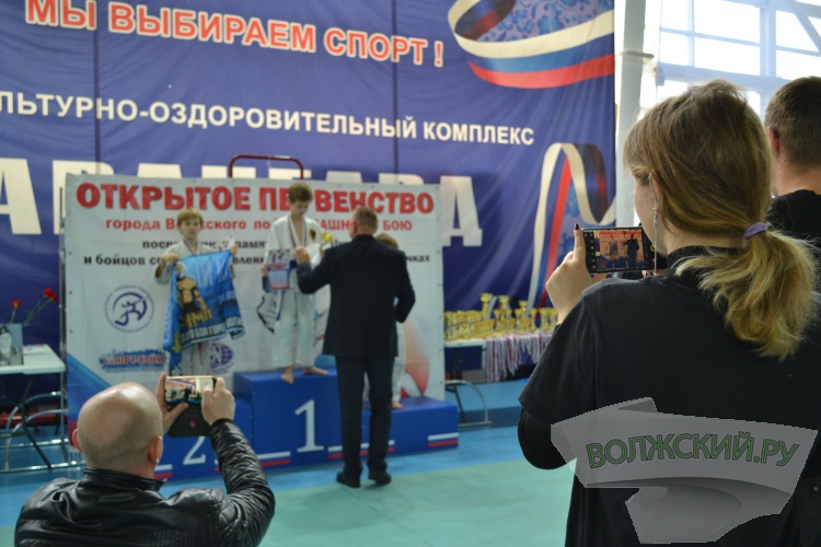 220 рукпопашников встретились в Волжском на турнире памяти С.В. Цуцунавы