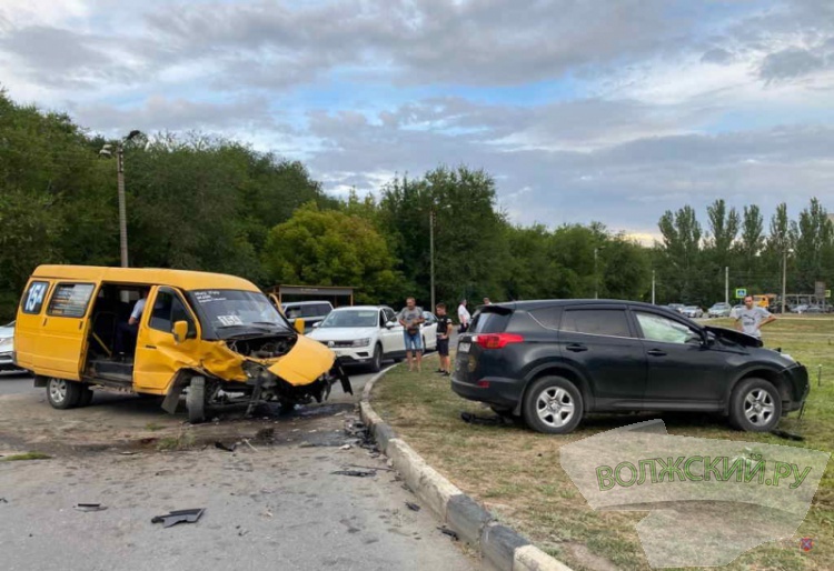 В Волжском «RAV4» влетел в маршрутку