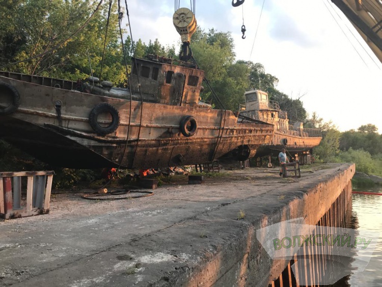 Из Волги достали два полузатопленных теплохода
