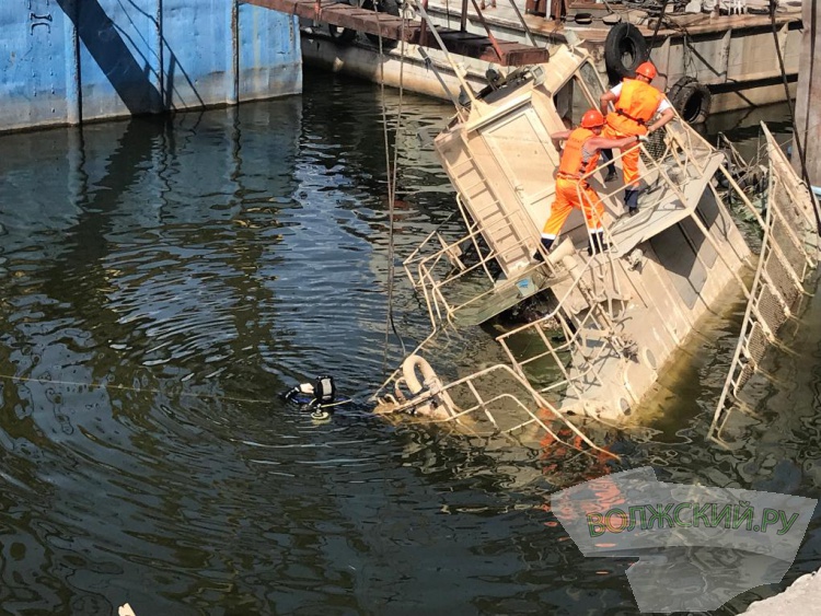 Из Волги достали два полузатопленных теплохода