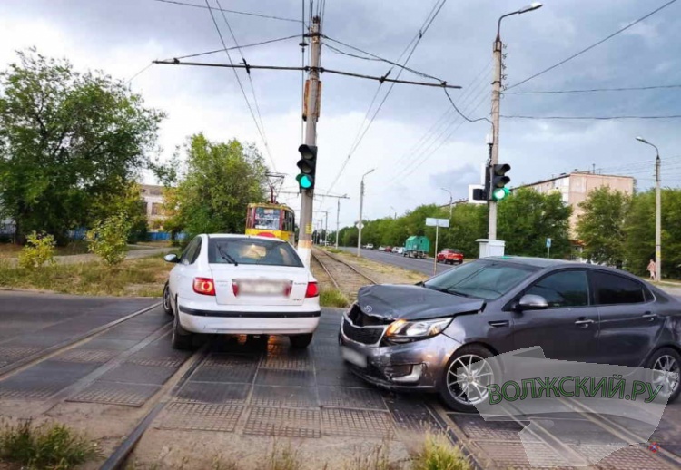 На окраине Волжского «МАЗ» подмял легковушку: водитель в больнице