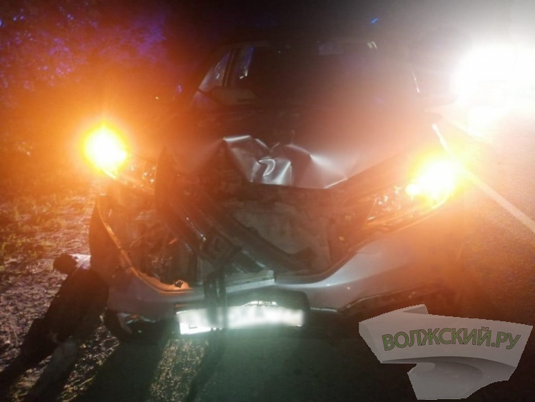 На трассе под Волгоградом кроссовер и минивен столкнулись с грузовиками