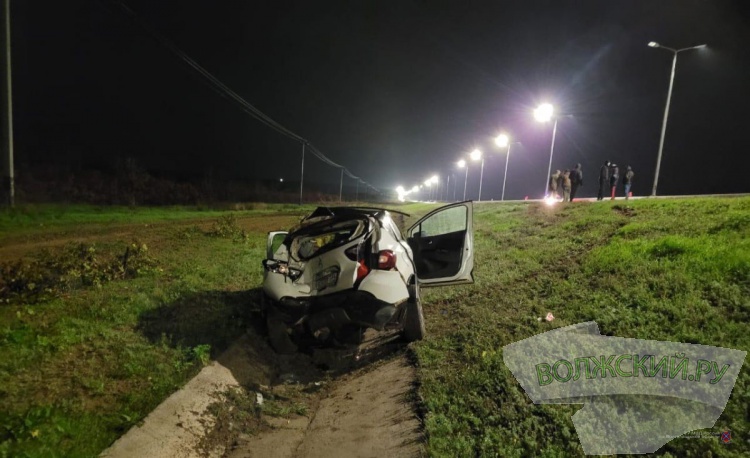 Под Волгоградом рейсовый автобус протаранил легковушку