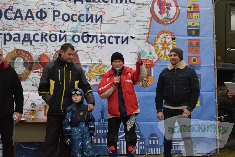 Рев моторов, грязь и невероятный драйв: в Волжском опробовали новую мототрассу