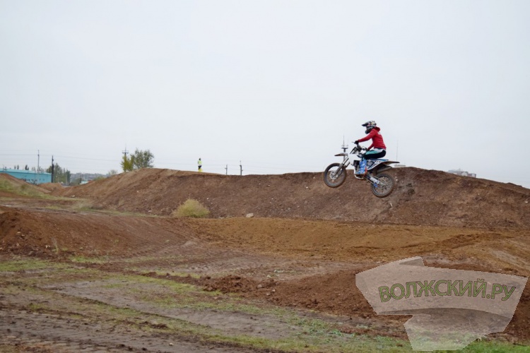Рев моторов, грязь и невероятный драйв: в Волжском опробовали новую мототрассу