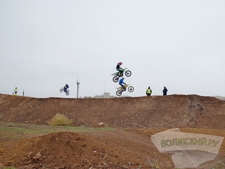 Рев моторов, грязь и невероятный драйв: в Волжском опробовали новую мототрассу