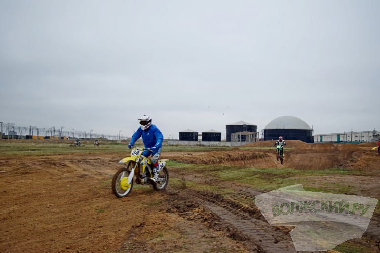 Рев моторов, грязь и невероятный драйв: в Волжском опробовали новую мототрассу