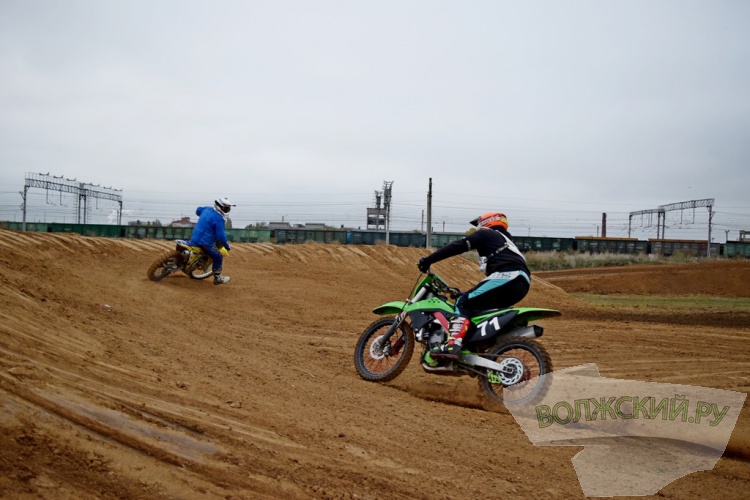 Рев моторов, грязь и невероятный драйв: в Волжском опробовали новую мототрассу