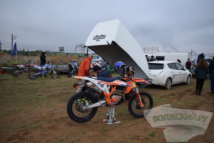 Рев моторов, грязь и невероятный драйв: в Волжском опробовали новую мототрассу