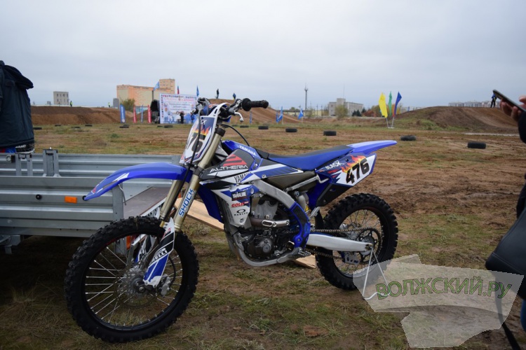 Рев моторов, грязь и невероятный драйв: в Волжском опробовали новую мототрассу